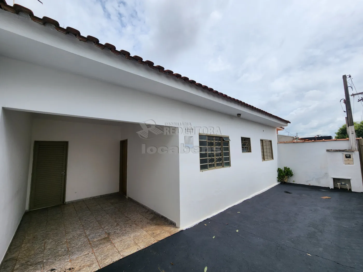 Alugar Casa / Padrão em São José do Rio Preto R$ 1.300,00 - Foto 1