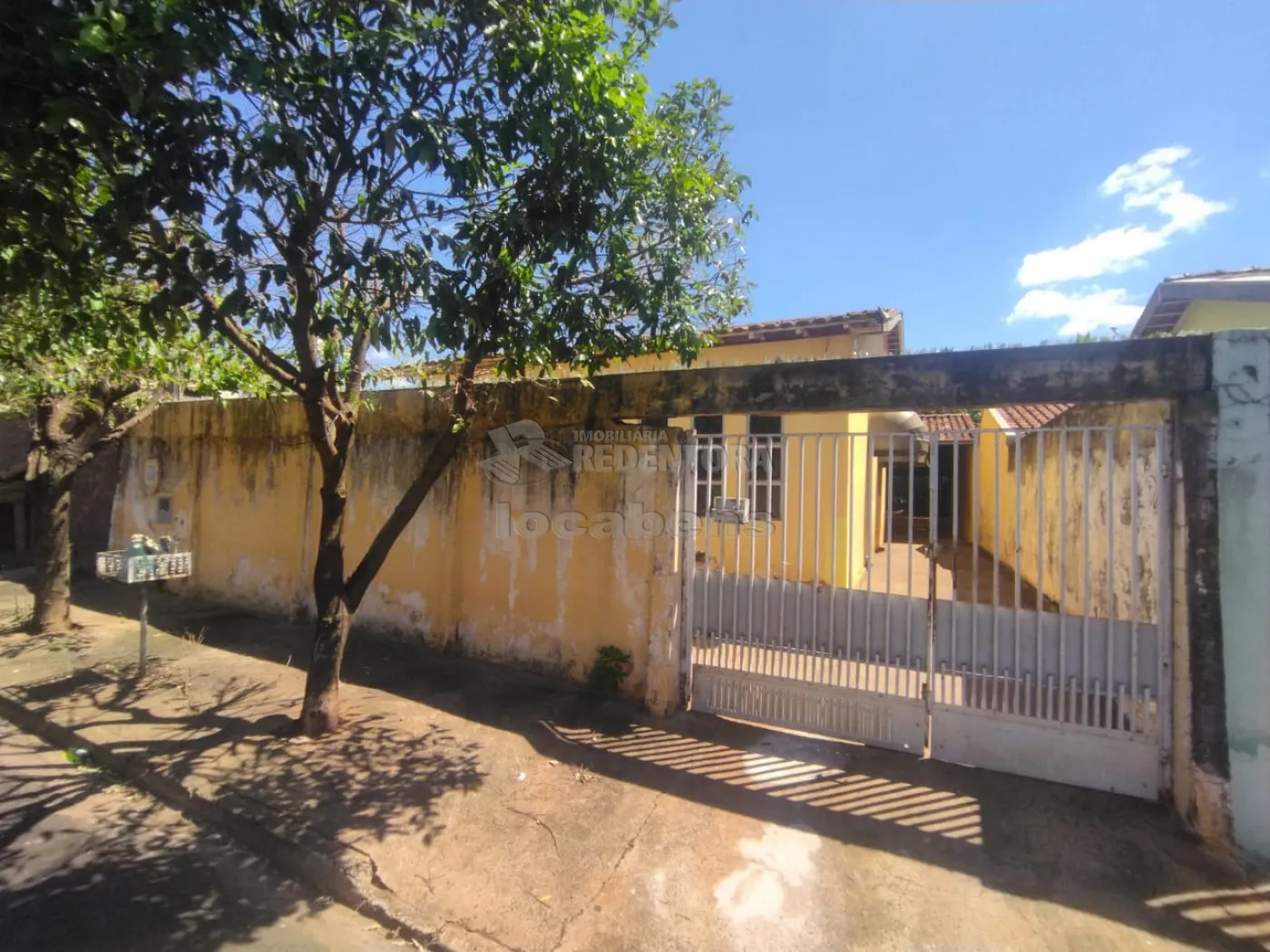 Alugar Casa / Padrão em São José do Rio Preto R$ 1.400,00 - Foto 1