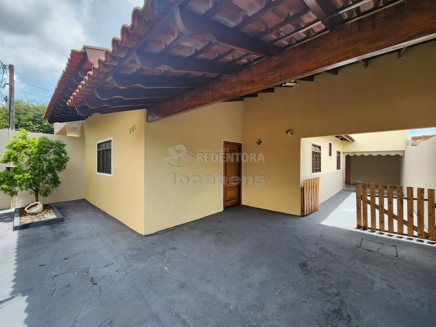 Casa para alugar com 2 quartos, 200m² - Foto 1