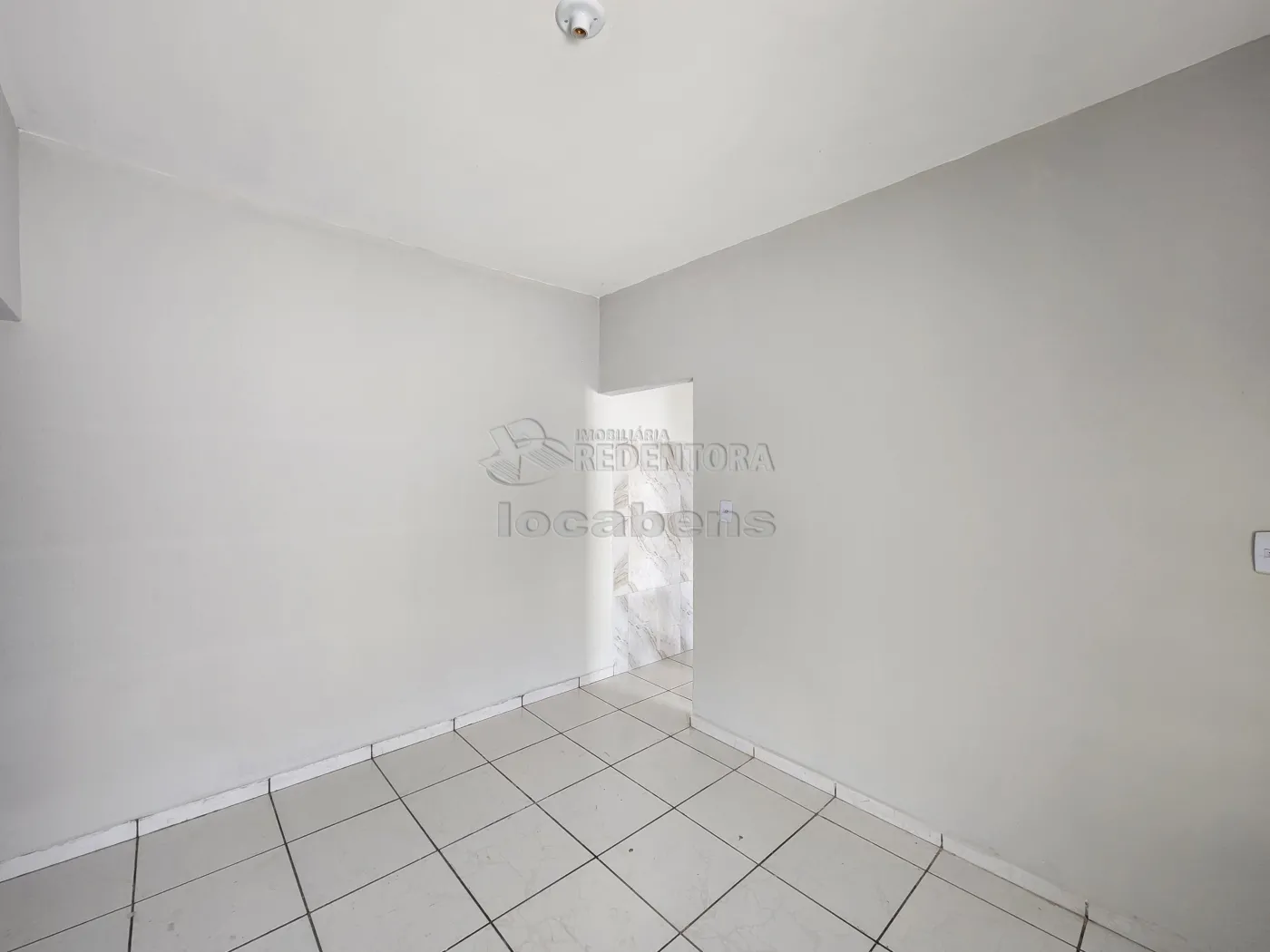 Alugar Casa / Padrão em São José do Rio Preto R$ 1.000,00 - Foto 3