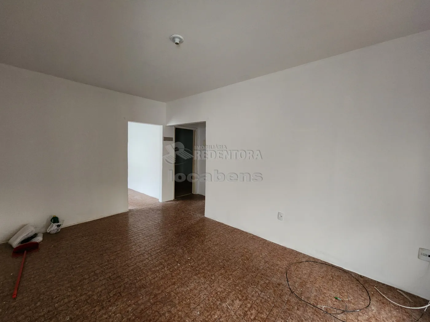 Alugar Casa / Padrão em São José do Rio Preto R$ 1.000,00 - Foto 1