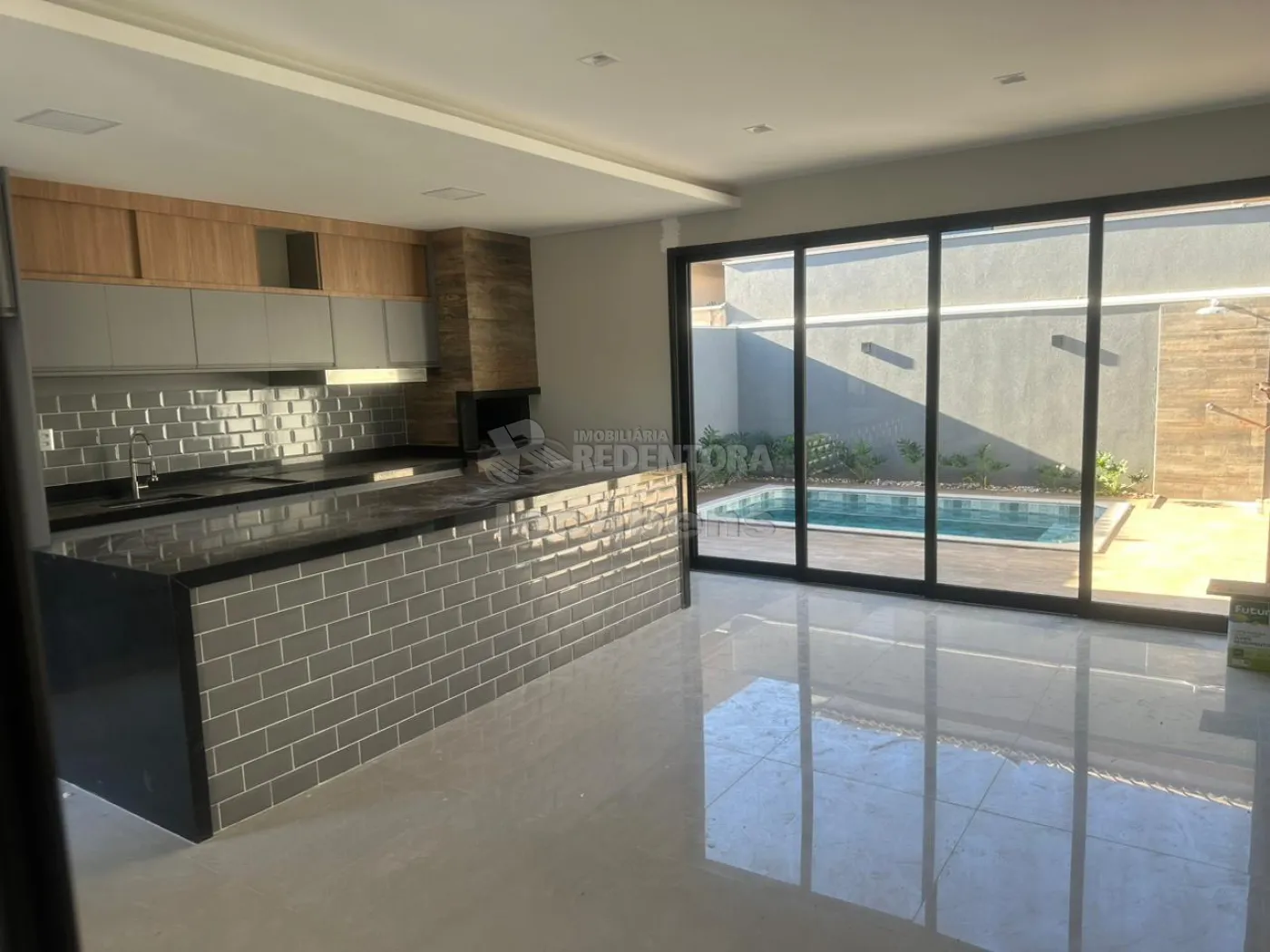 Casa de Condomínio à venda com 3 quartos, 218m² - Foto 1