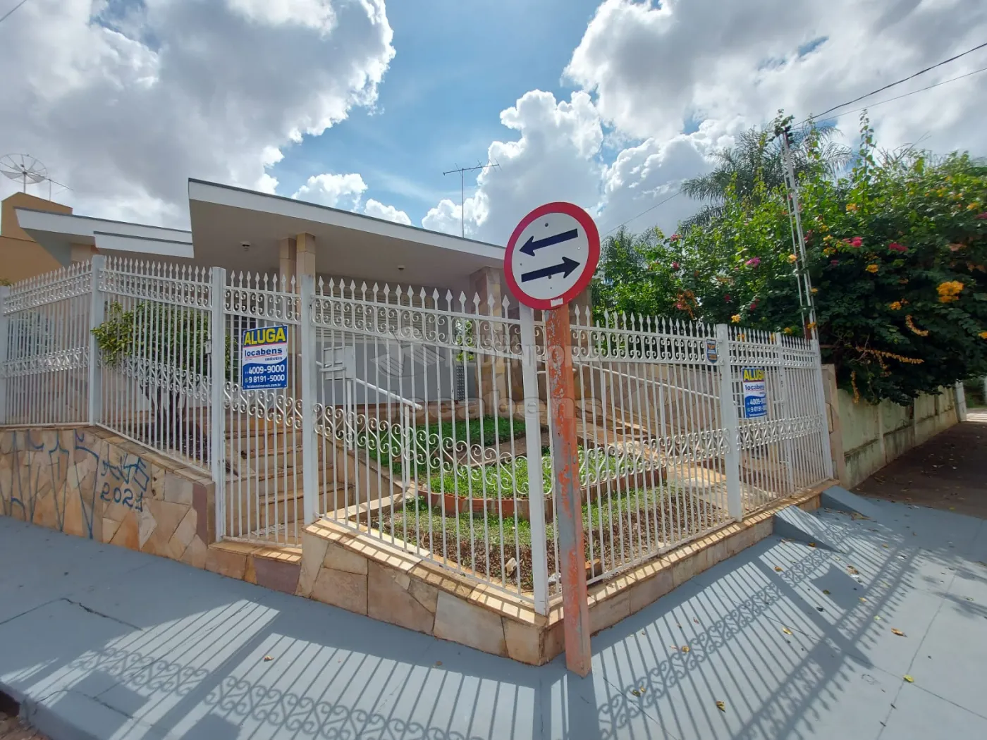 Alugar Casa / Padrão em São José do Rio Preto R$ 2.000,00 - Foto 2