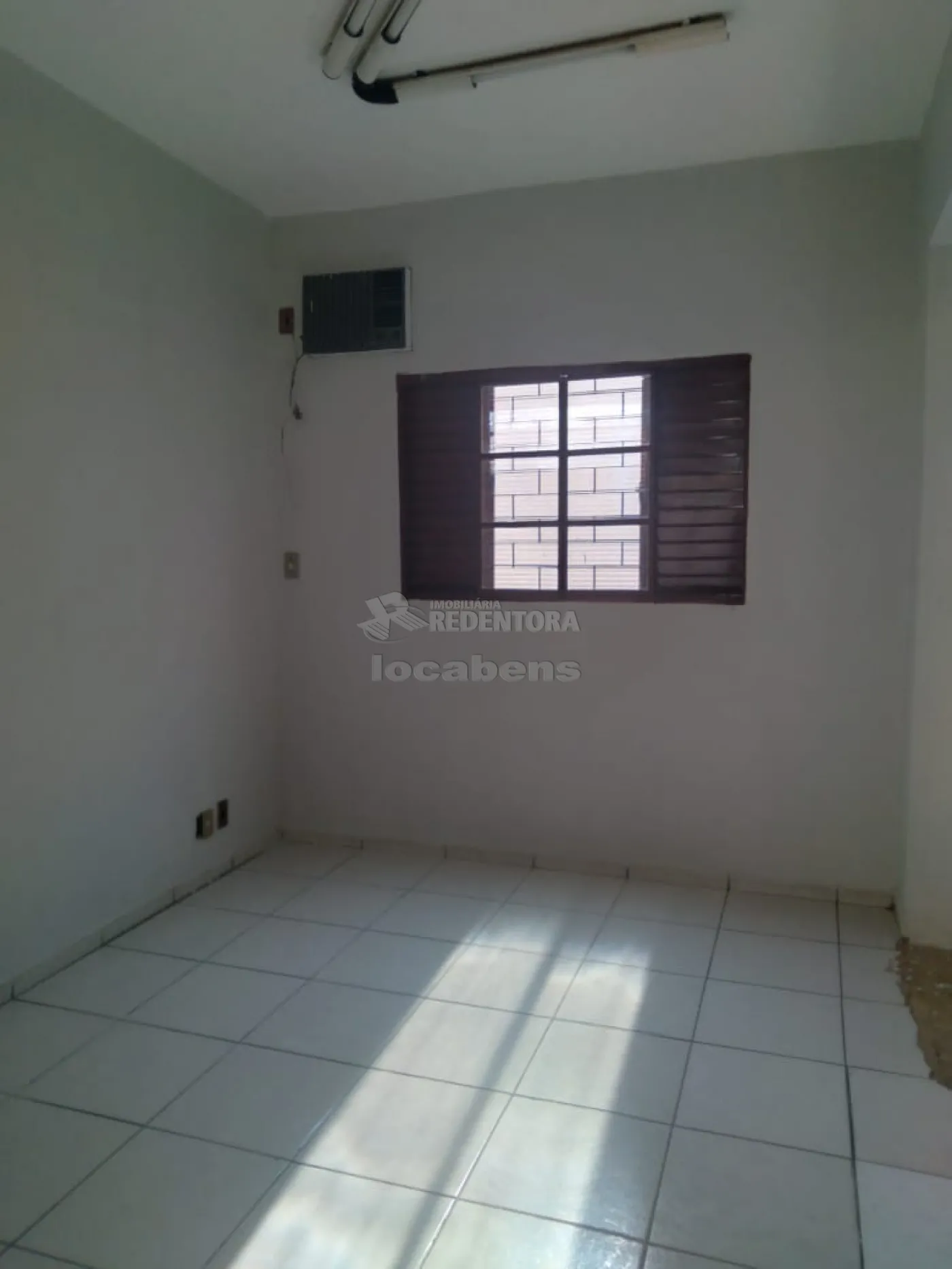 Alugar Casa / Padrão em São José do Rio Preto R$ 1.500,00 - Foto 4