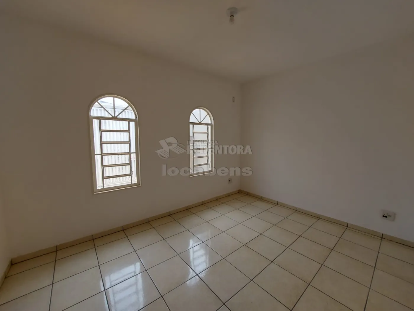 Alugar Casa / Padrão em Guapiaçu R$ 2.500,00 - Foto 1