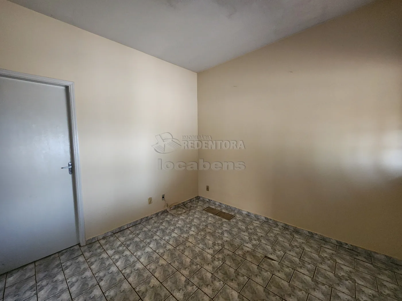 Alugar Casa / Padrão em São José do Rio Preto R$ 850,00 - Foto 2