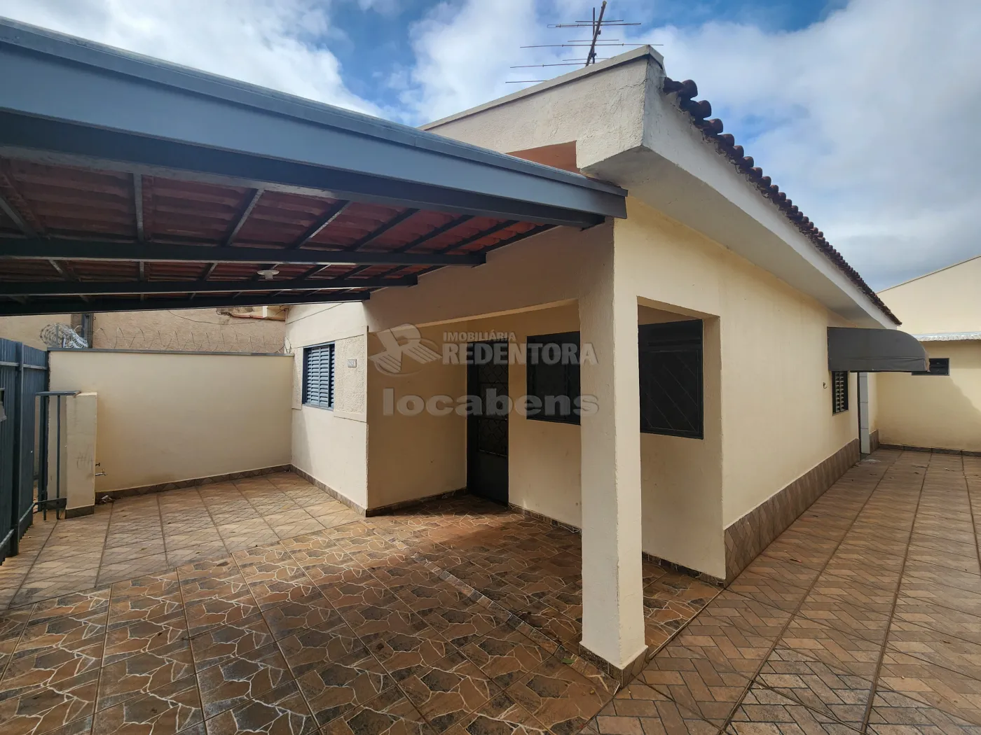 Alugar Casa / Padrão em São José do Rio Preto R$ 1.300,00 - Foto 1