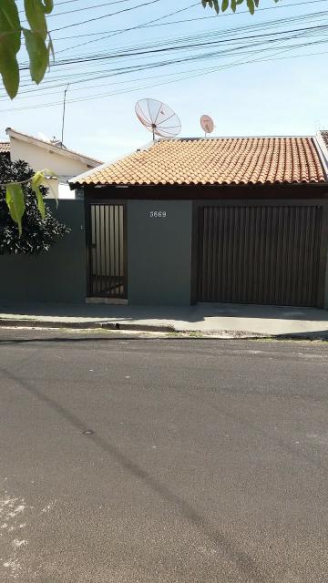 Alugar Casa / Padrão em Mirassol. apenas R$ 220.000,00