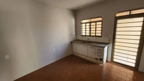 Alugar Casa / Padrão em São José do Rio Preto R$ 1.000,00 - Foto 3